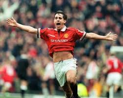 Neville e Carragher usam a camisa da equipe da casa um do outro